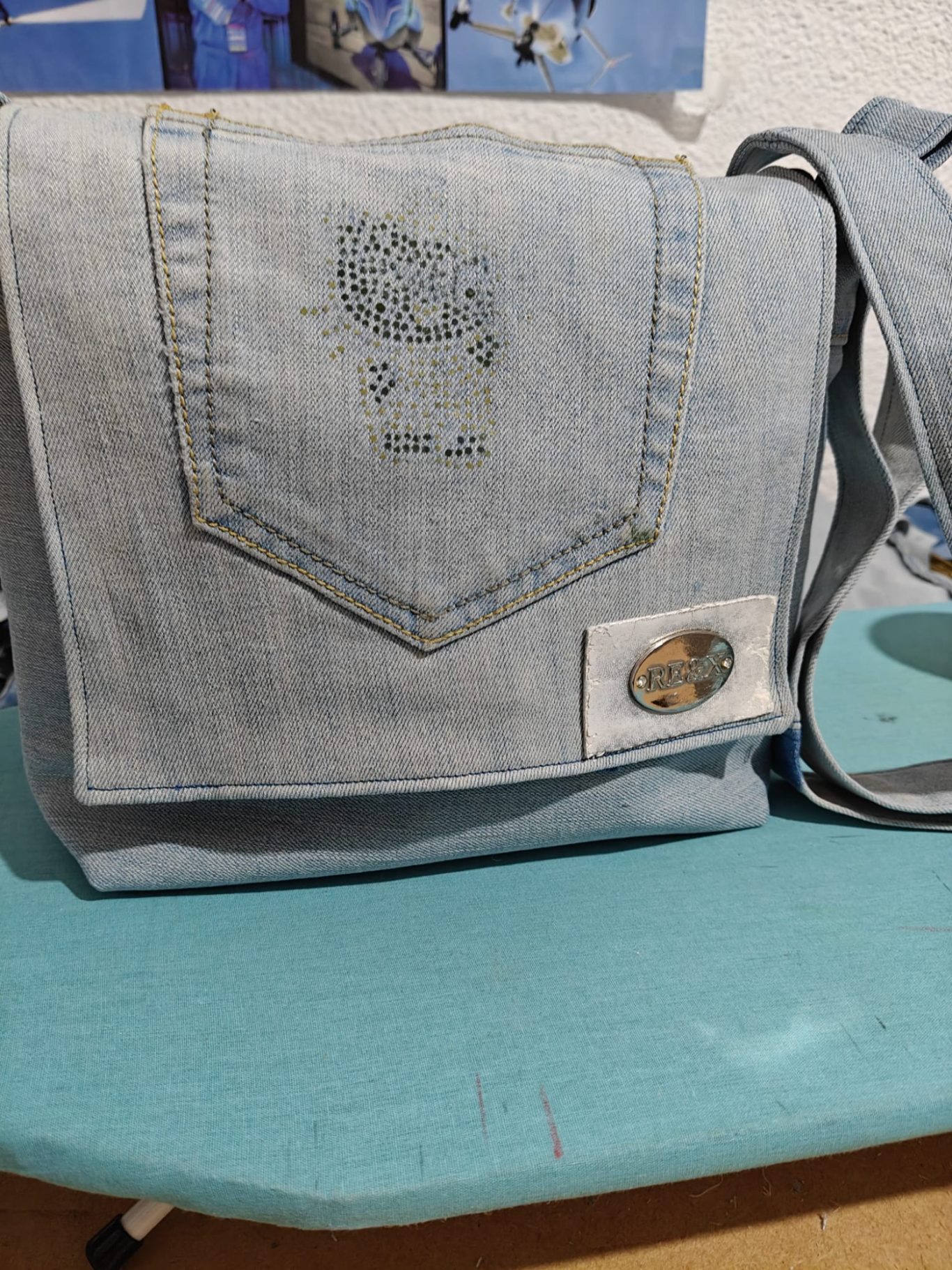 Bandolera Vaquera Reciclada 'Upcycled' con Brillos Sutiles Bandolera Vaquera Reciclada 'Upcycled' con Brillos Sutiles