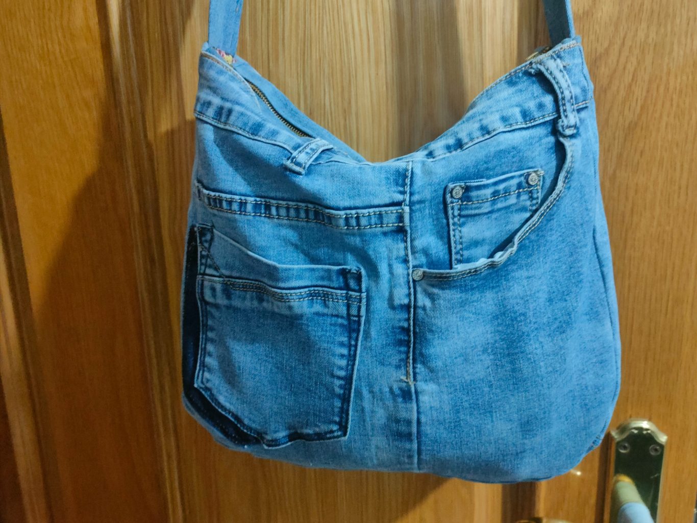 Bolsa de tela hecha con retazos de tela de vaqueros. Bolso de tela vaquera azul con múltiples bolsillos delanteros.