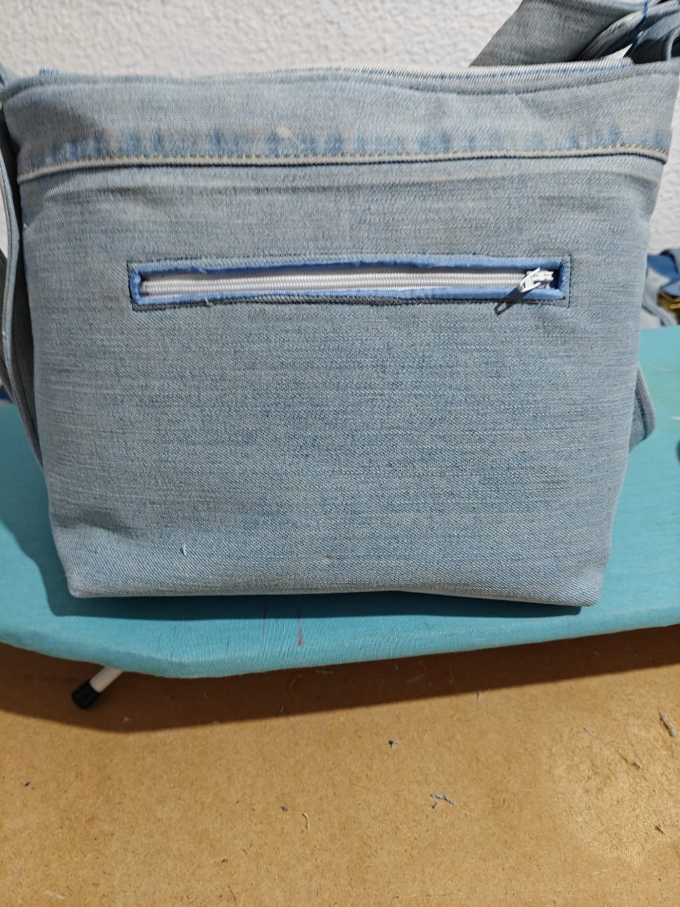 Bandolera Vaquera Reciclada 'Upcycled' con Brillos Sutiles Bandolera Vaquera Reciclada 'Upcycled' con Brillos Sutiles