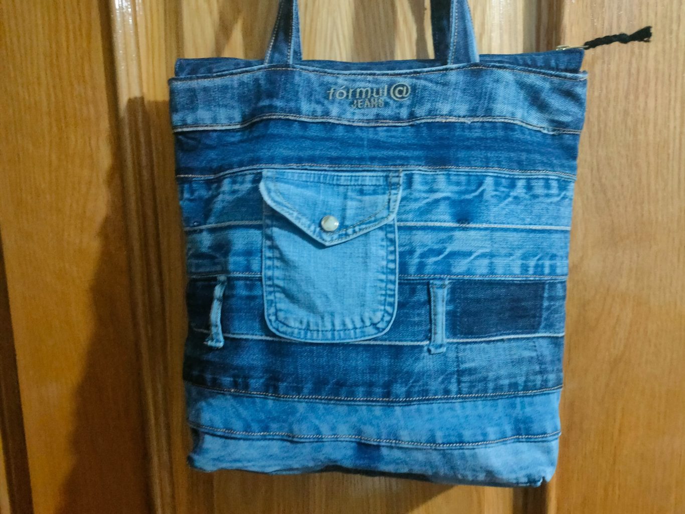 Bolsa de tela hecha con retazos de tela de vaqueros. Bolsa de tela hecha con retazos de tela de vaqueros.