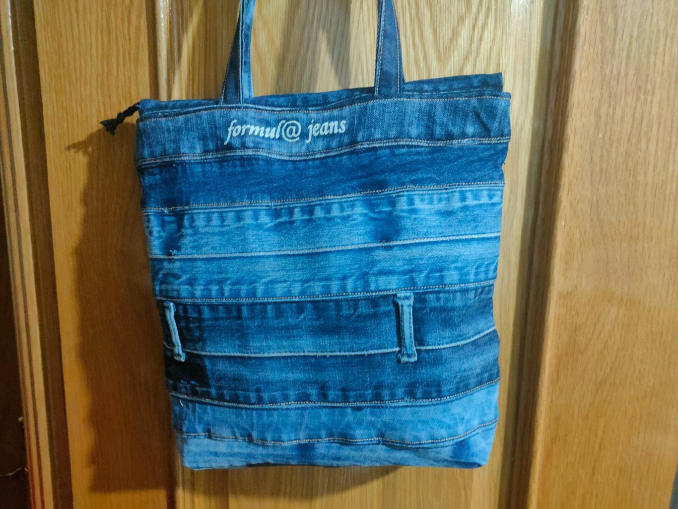 Bolsa de tela hecha con retazos de tela de vaqueros. Bolsa de tela hecha con retazos de tela de vaqueros.